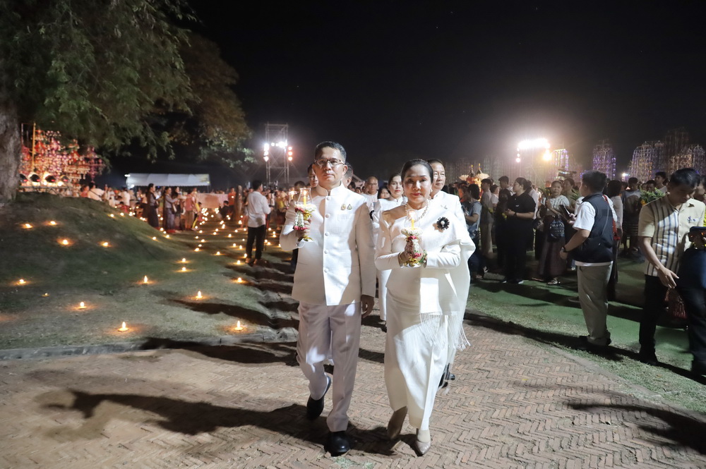 พุทธศาสนิกชนชาวกาฬสินธุ์ ร่วมพิธีเจริญพระพุทธมนต์ จุดผางประทีป 3,093 ดวง และเวียนเทียนรอบพระธาตุยาคู เนื่องในวันมาฆบูชา วันสำคัญทางพระพุทธศาสนา