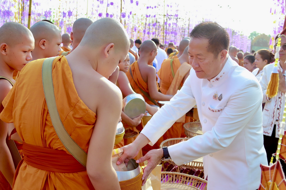 พุทธศาสนิกชนร่วมพิธีทำบุญตักบาตรและห่มผ้าองค์พระธาตุยาคู เนื่องในวันมาฆบูชา ณ โบราณสถานเมืองฟ้าแดดสงยาง พระธาตุยาคู