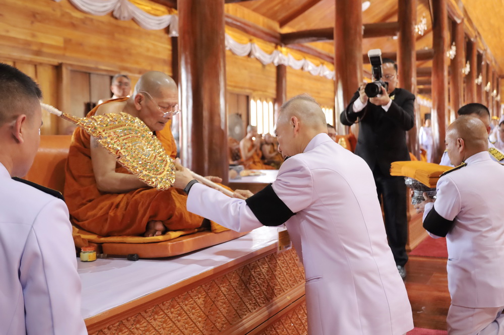 พระบาทสมเด็จพระเจ้าอยู่หัว ทรงพระกรุณาโปรดเกล้าโปรดกระหม่อมให้ องคมนตรี เชิญสัญญาบัตรพัดยศและผ้าไตร มาถวาย พระเทพวัชรธรรมโสภณ และพระราชวัชราจารโสภณ ณ จังหวัดกาฬสินธุ์