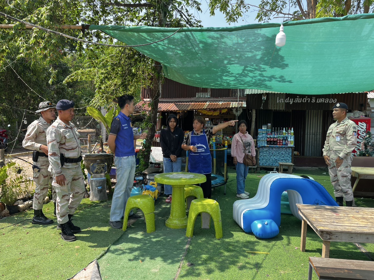 อำเภอเมืองกาฬสินธุ์ ลงพื้นที่ตรวจสอบการลักลอบจำหน่ายน้ำกระท่อม มอมเมาเยาวชน ลุยกวดขันเข้ม!โทษหนักทั้งจำทั้งปรับ