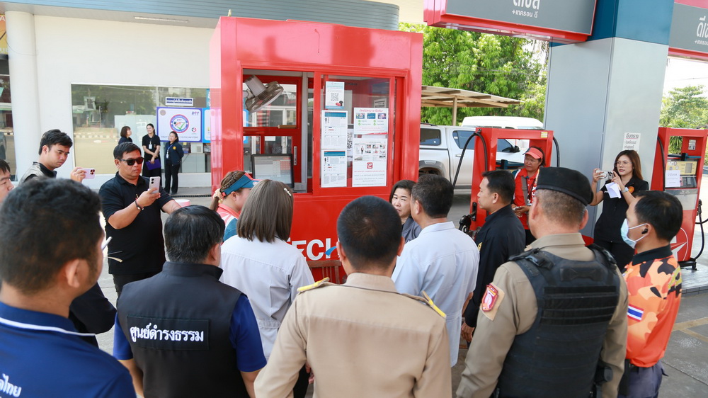 จ.กาฬสินธุ์ ยืนยันไม่พบการกักตุนน้ำมัน ย้ำบางสถานีบริการอาจมีมาตรการจำกัดปริมาณการเติม เพื่อป้องกันการขาดแคลนน้ำมันและเพื่อกระจายน้ำมันได้อย่างทั่วถึง วอนประชาชนไม่ตื่นตระหนก