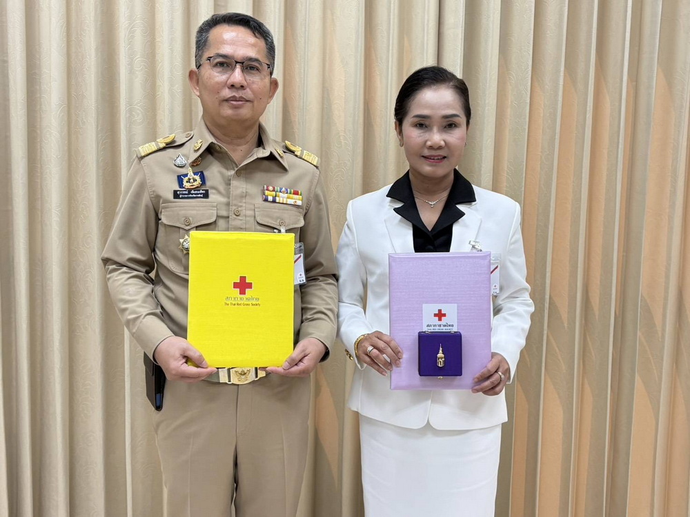 ผู้ว่าราชการจังหวัดกาฬสินธุ์ พร้อมด้วยนายกเหล่ากาชาดจังหวัดกาฬสินธุ์ เข้าเฝ้าฯ สมเด็จพระกนิษฐาธิราชเจ้า กรมสมเด็จพระเทพรัตนราชสุดาฯ สยามบรมราชกุมารี &nbsp;เพื่อรับพระราชทาน