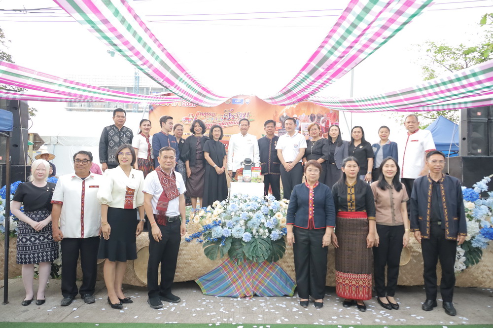รองผู้ว่าราชการจังหวัดกาฬสินธุ์ เปิดงาน "ISAN CONNECT 2026 มหกรรมสินค้าอีสานเชื่อมชุมชนสู่ตลาดยั่งยืน" เพื่อสร้างเครือข่ายในการขยายตลาดสินค้าของภาคตะวันออกเฉียงเหนือและสินค้าของจังหวัดกาฬสินธุ์