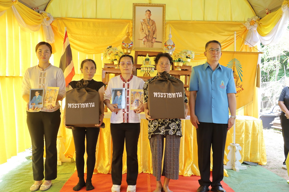 มูลนิธิราชประชานุเคราะห์ประจำจังหวัดกาฬสินธุ์ มอบสิ่งของพระราชทานช่วยเหลือผู้ประสบอัคคีภัย จำนวน 2 รายในพื้นที่ตำบลภูดิน อำเภอเมืองกาฬสินธุ์ &nbsp;จังหวัดกาฬสินธุ์
