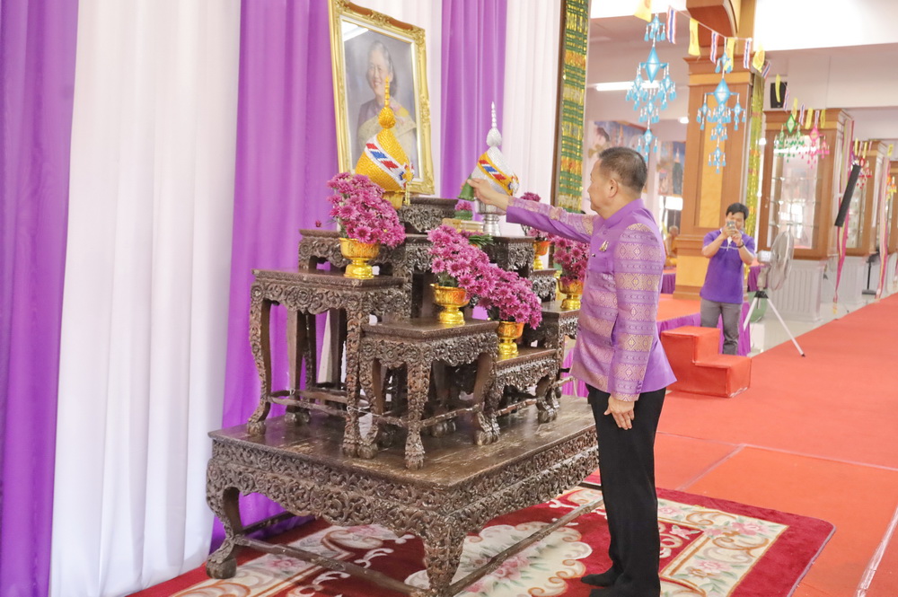 รองผู้ว่าราชการจังหวัดกาฬสินธุ์ &nbsp;นำชาวกาฬสินธุ์ร่วมกันทอดผ้าป่าสมทบกองทุนพัฒนาเด็กชนบทในพระราชูปถัมภ์ สมเด็จพระเทพรัตนราชสุดาฯ สยามบรมราชกุมารี โดยมียอดบริจาคกว่า 203,000 บาท