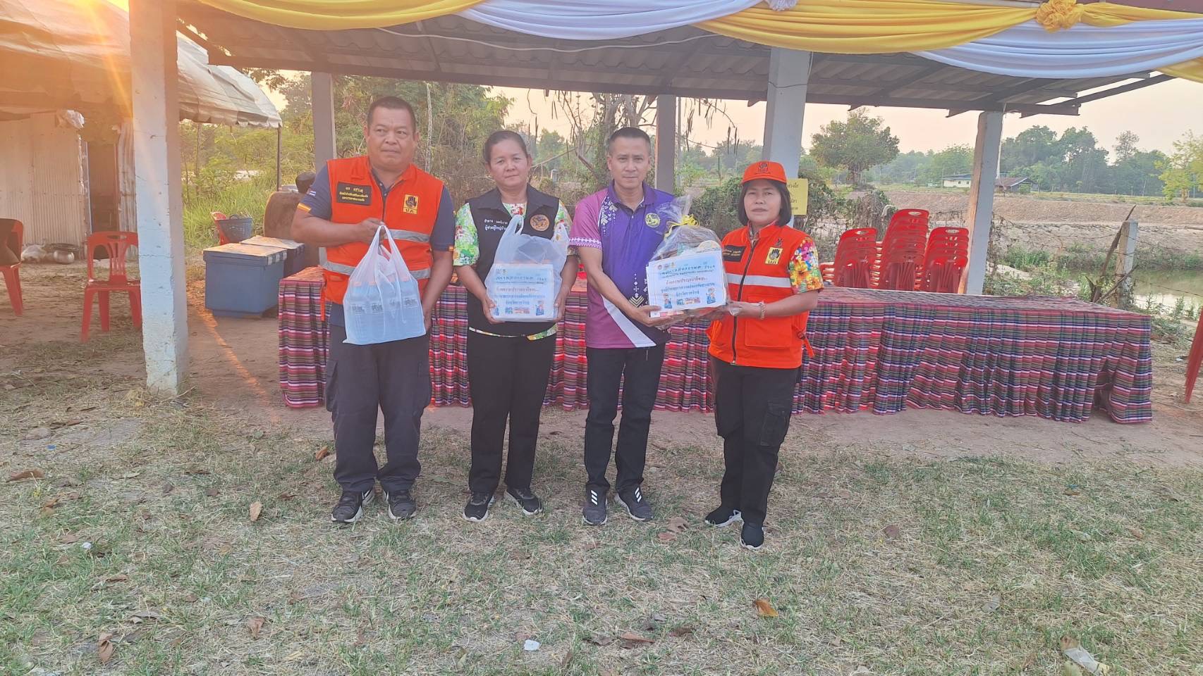 ปภ.จังหวัดกาฬสินธุ์ ลงพื้นที่ตรวจเยี่ยม และมอบสิ่งของ ให้กำลังใจแก่ผู้ปฏิบัติหน้าที่ประจำด่านชุมชน และจุดบริการประชาชน ในช่วงเทศกาลสงกรานต์ พ.ศ. 2569 ในพื้นที่อำเภอเมืองกาฬสินธุ์ และอำเภอยางตลาด จังหวัดกาฬสินธุ์