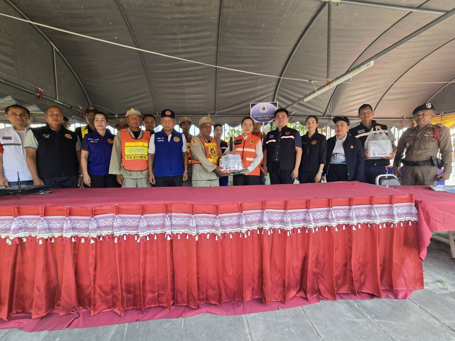 รองผู้ว่าฯกาฬสินธุ์ นำคณะลงพื้นที่ตรวจติดตามการปฏิบัติงานจุดตรวจถนน อ.ท่าคันโท อ.ยางตลาด อ.ห้วยเม็ก และ อ.หนองกุงศรี) มอบสิ่งของและให้กำลังใจแก่ผู้ปฏิบัติหน้าที่จุดตรวจ