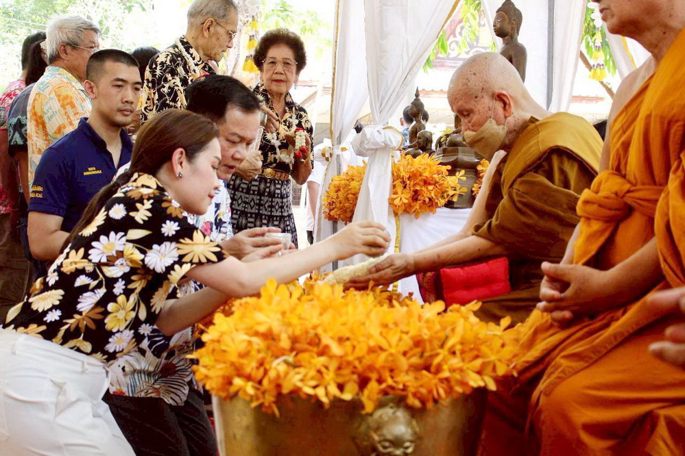 รองผู้ว่าราชาการจังหวัดกาฬสินธุ์ นำพุทธศาสนิกชนร่วมทำบุญและสรงน้ำขอพรพระราชศีลโสภิต หลวงปู่หนูอินทร์ &nbsp;กิตติสาโร เนื่องในโอกาสเทศกาลสงกรานต์&nbsp;ประจำปี 2569