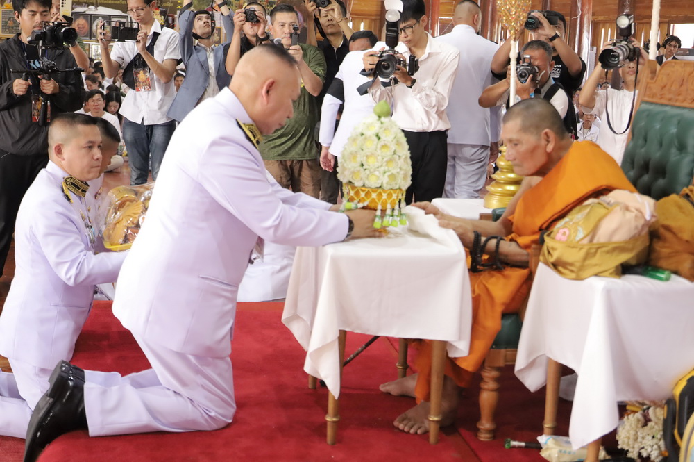 รองหัวหน้าส่วนราชการอาวุโส พระตำหนักสวนบัว วชิรพัทธโสภา&nbsp;เชิญพานพุ่มสักการะ ชุดสังฆทาน และชุดกระเป๋าเครื่องเขียนสำหรับพระสงฆ์ พระราชทาน ถวายแด่ พระเทพวัชรธรรมโสภณ (ศิลา สิริจันโท)