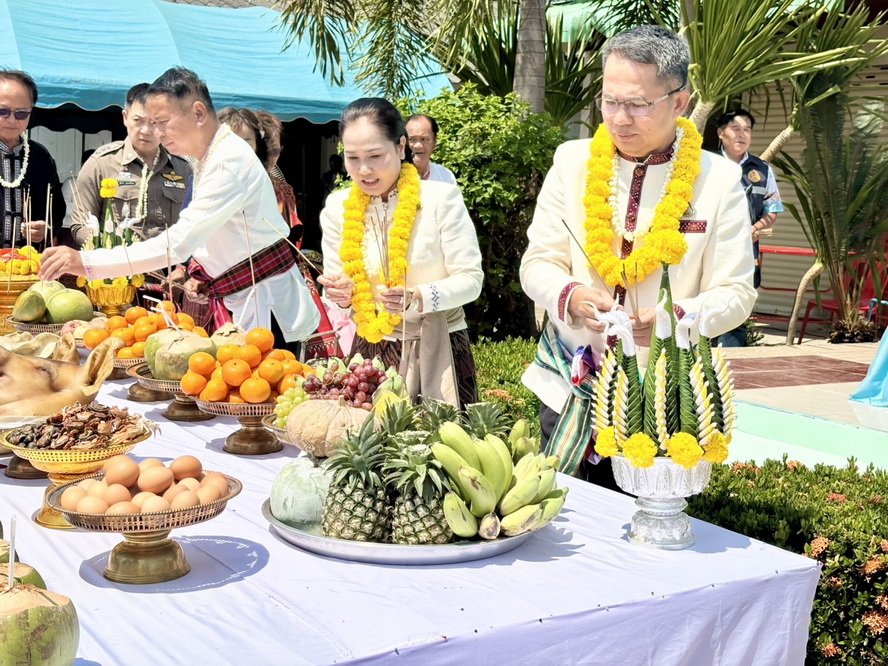 ผู้ว่าราชการจังหวัดกาฬสินธุ์ พร้อมด้วยนายกเหล่ากาชาดจังหวัดกาฬสินธุ์ นำพี่น้องประชาชนชาวอำเภอนาคู ร่วมบวงสรวงสักการะ ไหว้พระพุทธสัมฤทธิ์ พระพิชัยอุดมเดช เจ้าเมืองภูแล่นช้าง เพื่อความเป็นสิริมงคลเนื่องในวันสงกรานต์