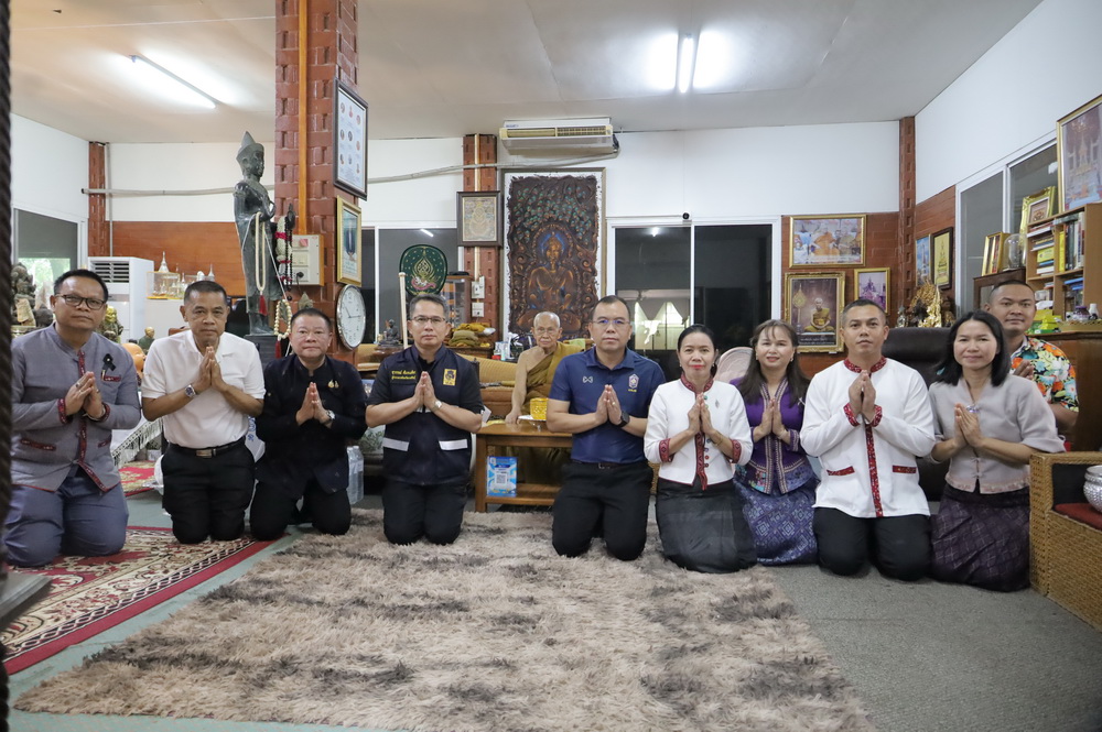 ผู้ว่าราชการจังหวัดกาฬสินธุ์ นำหัวหน้าส่วนราชการ สรงน้ำขอพรพระราชศีลโสภิต หลวงปู่หนูอินทร์ กิตติสาโร เนื่องในโอกาสเทศกาลสงกรานต์ ประจำปี 2569