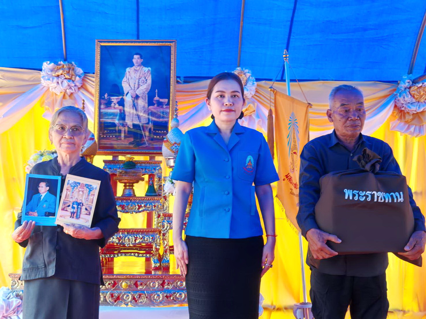 มูลนิธิราชประชานุเคราะห์ประจำจังหวัดกาฬสินธุ์ มอบสิ่งของพระราชทานช่วยเหลือผู้ประสบอัคคีภัย จำนวน 1 รายในพื้นที่ตำบลนาคู  อำเภอนาคู จังหวัดกาฬสินธุ์
