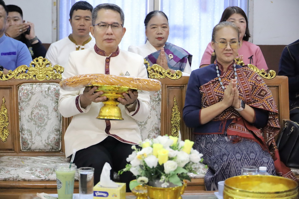 ผู้ว่าฯกาฬสินธุ์ พร้อมด้วยชาวอำเภอกุฉินารายณ์ ร่วมทอดผ้าป่าสามัคคี ระดมทุนจัดตั้งมินิธัญญารักษ์ โรงพยาบาลสมเด็จพระยุพราชกุฉินารายณ์ เพื่อเป็นสถานที่บำบัดรักษาและฟื้นฟูผู้ป่วยจากการใช้สารเสพติด