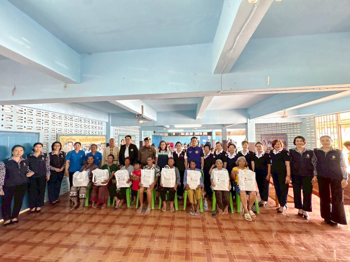 เหล่ากาชาดจังหวัดกาฬสินธุ์ ลงพื้นที่มอบถุงยังชีพแก่ผู้ประสบวาตภัย ในพื้นที่อำเภอท่าคันโท จังหวัดกาฬสินธุ์