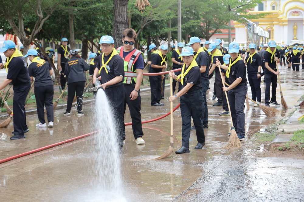 ผู้ว่าฯกาฬสินธุ์ นำจิตอาสา ล้างเมืองกาฬสินธุ์ครั้งใหญ่ เตรียมรับเสด็จฯ พระบาทสมเด็จพระเจ้าอยู่หัว และสมเด็จพระนางเจ้าฯพระบรมราชินี &nbsp;เสด็จพระราชดำเนินทรงประกอบพิธีตัดหวายลูกนิมิตพระอุโบสถ ณ วัดประชานิยม พระอารามหลวง&nbsp;