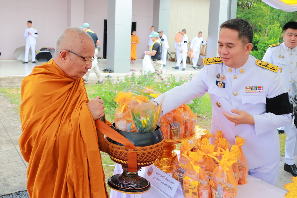 จังหวัดกาฬสินธุ์ &nbsp;จัดพิธีสวดพระพุทธมนต์และทำบุญตักบาตรถวายพระราชกุศล และพิธีวางพวงมาลาถวายราชสักการะ &nbsp;เนื่องในวันคล้ายวันสวรรคตสมเด็จพระนเรศวรมหาราช 