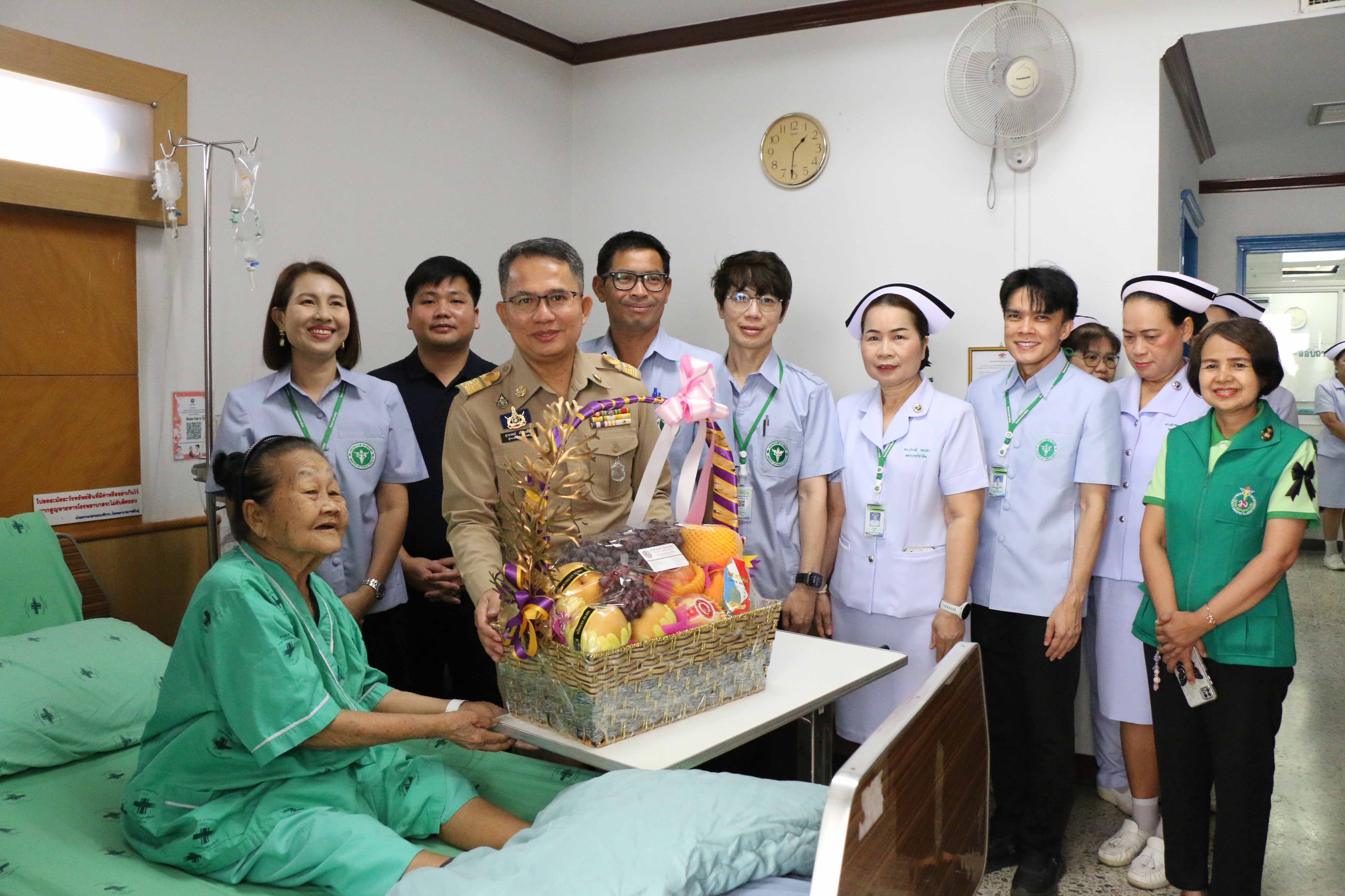 ผู้ว่าฯกาฬสินธุ์นำส่วนราชการเข้าเยี่ยมแม่คำสอน ศิลปินแห่งชาติ เผยข่าวดีอีก 2 วันออกโรงพยาบาล