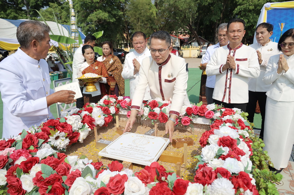 ผู้ว่าฯกาฬสินธุ์ วางศิลาฤกษ์การก่อสร้างมินิธัญญารักษ์ โรงพยาบาลหนองกุงศรี เพื่อใช้เป็นสถานที่ให้การดูแลบำบัดรักษาผู้ติดยาเสพติด ในรูปแบบผู้ป่วยนอก ในเขตพื้นที่อำเภอหนองกุงศรี และใกล้เคียง