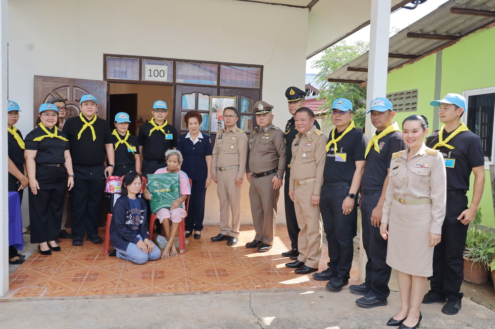 ผู้ว่าราชการจังหวัดกาฬสินธุ์ เสนาธิการมณฑลทหารบกที่ 23 นำทีมส่วนราชการ องค์กรปกครองส่วนท้องถิ่น ลงพื้นที่เยี่ยมผู้ป่วยในพระบรมราชานุเคราะห์ ผู้ป่วยยากไร้ ในเขตเทศบาลเมืองกาฬสินธุ์