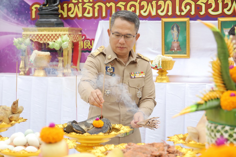 สำนักงานวัฒนธรรมจังหวัดกาฬสินธุ์ &nbsp;จัดพิธีบวงสรวงสิ่งศักดิ์สิทธิ์ในพิธีการศพที่ได้รับพระราชทาน &nbsp;เพื่อสร้างขวัญกำลังใจแก่ข้าราชการ พนักงานราชการ และเจ้าหน้าที่ปฏิบัติงาน&nbsp;