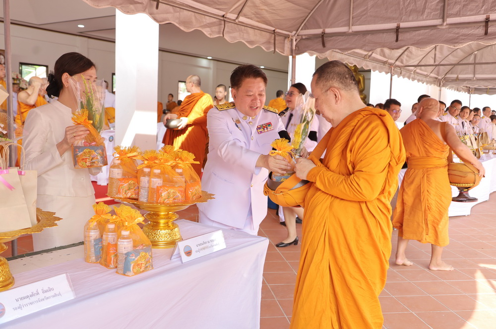 จังหวัดกาฬสินธุ์ จัดพิธีสวดพระพุทธมนต์และทำบุญตักบาตรถวายพระราชกุศลเนื่องในโอกาสการประกาศยกย่องพระเกียรติคุณพระราชกรณียกิจในวาระครบ 100 ปี &nbsp;สมเด็จพระนางเจ้ารำไพพรรณี พระบรมราชินี ในรัชกาลที่ 7