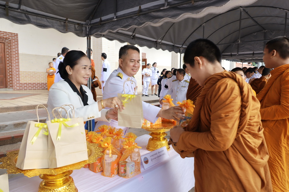 ผู้ว่าราชการจังหวัดกาฬสินธุ์ นำข้าราชการ ทำบุญตักบาตร &nbsp;และถวายราชสักการะน้อมรำลึกในพระมหากรุณาธิคุณพระบาทสมเด็จพระปกเกล้าเจ้าอยู่หัว &nbsp;