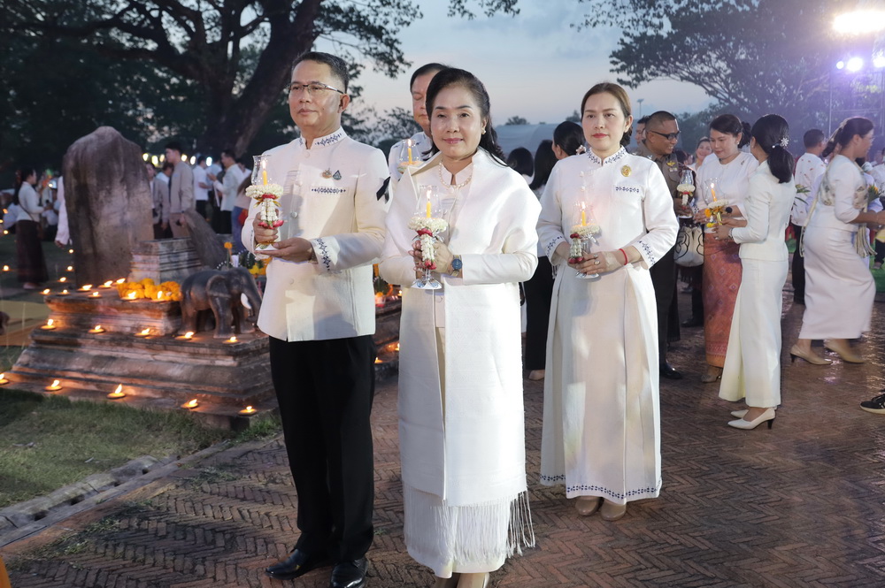 ผู้ว่าราชการจังหวัดกาฬสินธุ์ นำพุทธศาสนิกชนร่วมพิธีเจริญพระพุทธมนต์ เวียนเทียนรอบพระธาตุยาคู เนื่องในวันวิสาขบูชา