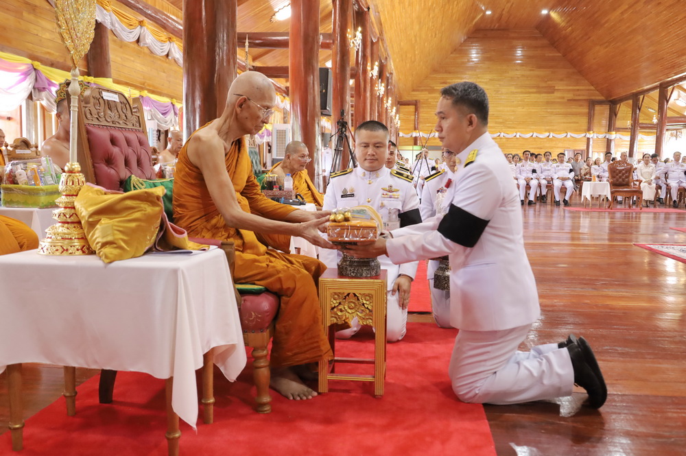 พระบาทสมเด็จพระเจ้าอยู่หัว ทรงพระกรุณาโปรดเกล้าฯ พระราชทานผ้าไตรและเครื่องไทยธรรมถวายแด่ พระสงฆ์ที่มาเจริญพระพุทธมนต์ถวายสมเด็จพระนางเจ้าฯ พระบรมราชินี
