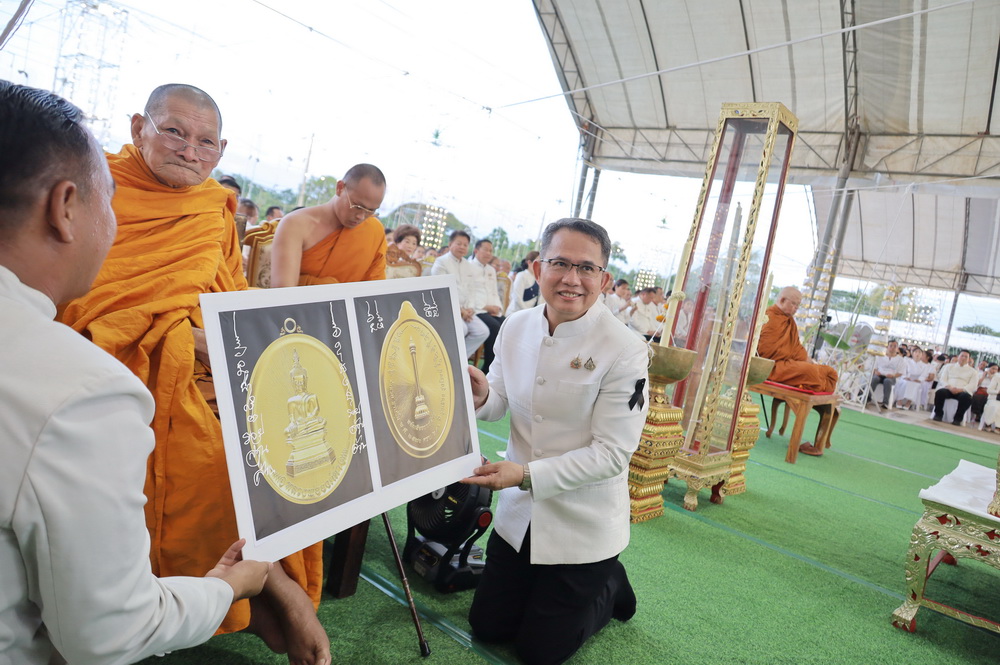 จ.กาฬสินธุ์ จัดพิธีพุทธาภิเษกเหรียญหลวงพ่อองค์ดำชุ่มเย็น รุ่น เมืองกาฬสินธุ์ 234 ปี (8 ร.) &nbsp;จัดสร้างเพื่อความเป็นสิริมงคลของชาวกาฬสินธุ์&nbsp;เพื่อนำรายได้ไปบูรณะศาลหลักเมือง และจัดตั้งมินิธัญญารักษ์