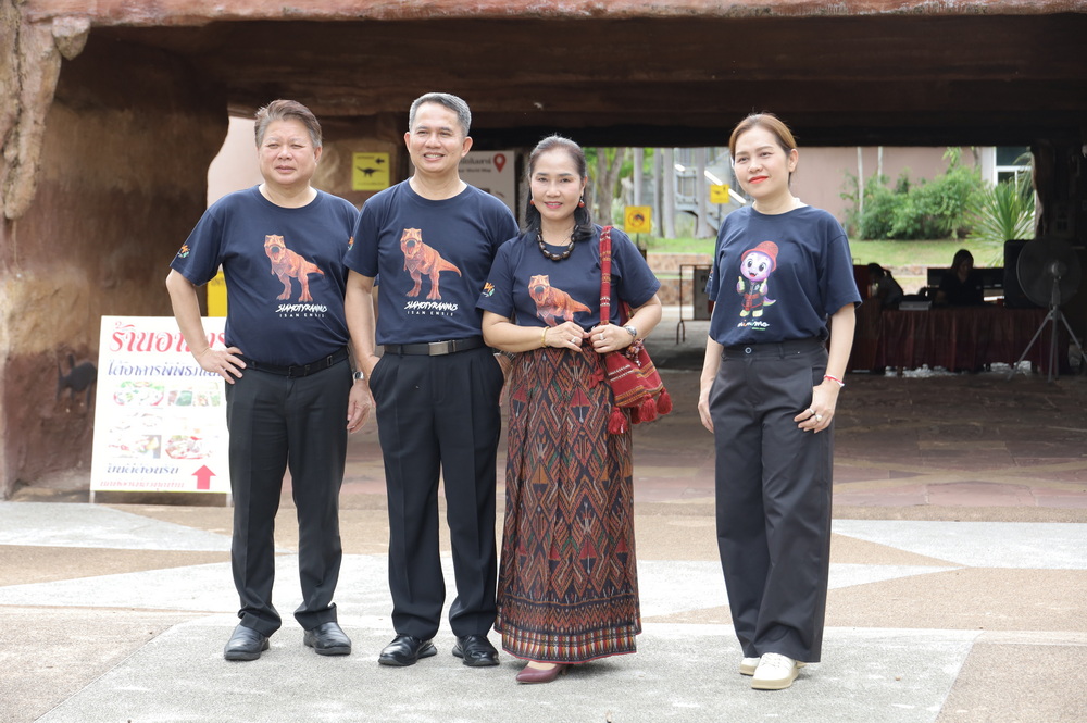ผู้ว่าฯกาฬสินธุ์ นำทีมถ่ายภาพประชาสัมพันธ์ เสื้อ &ldquo;Kalasin MEE DEE&rdquo; คอลเลกชันพิเศษเฉลิมฉลองครบรอบ 234 ปี เมืองกาฬสินธุ์