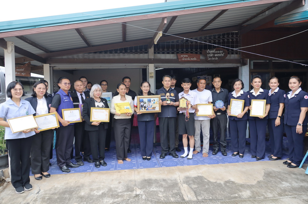 ผู้ว่าราชการจังหวัดกาฬสินธุ์ &nbsp;ลงพื้นที่เยี่ยมบ้านนักเรียนทุนการศึกษาพระราชทาน ม.ท.ศ. เพื่อติดตามผลการเรียน ความประพฤติ และการใช้จ่ายเงินทุนพระราชทาน