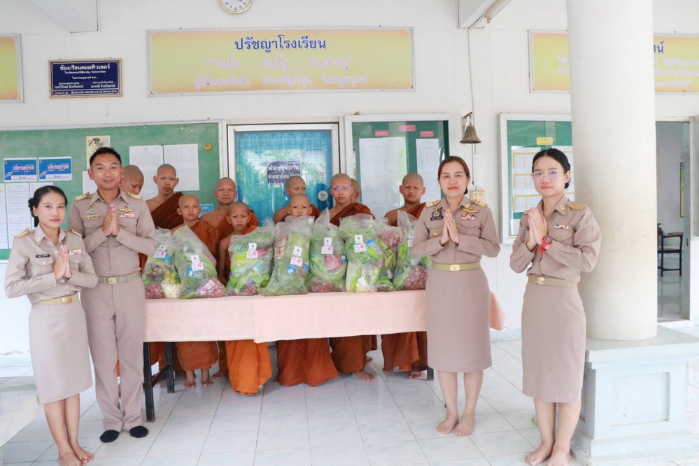 รองผู้ว่าฯ จังหวัดกาฬสินธุ์ ร่วมถวาย &ldquo;ถุงยิ้มปันสุข&rdquo; ภายใต้โครงการ &ldquo;กาฬสินธุ์ยิ้มปันสุข&rdquo; ให้แก่ พระครูภัทรคุณาภรณ์ ผู้อำนวยการโรงเรียนปริยัติสามัญวัดประชานิยม&nbsp;