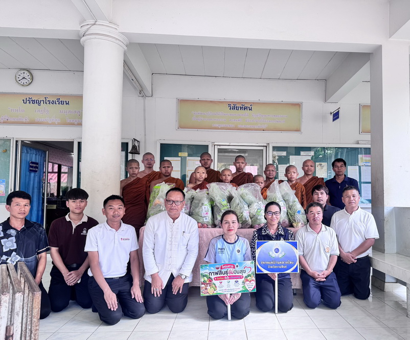 รองผู้ว่าฯ จังหวัดกาฬสินธุ์ ร่วมถวาย &ldquo;ถุงยิ้มปันสุข&rdquo; ภายใต้โครงการ &ldquo;กาฬสินธุ์ยิ้มปันสุข&rdquo; ให้แด่ พระครูภัทรคุณาภรณ์ ผู้อำนวยการโรงเรียนปริยัติสามัญวัดประชานิยม จำนวน 10 ชุด&nbsp;