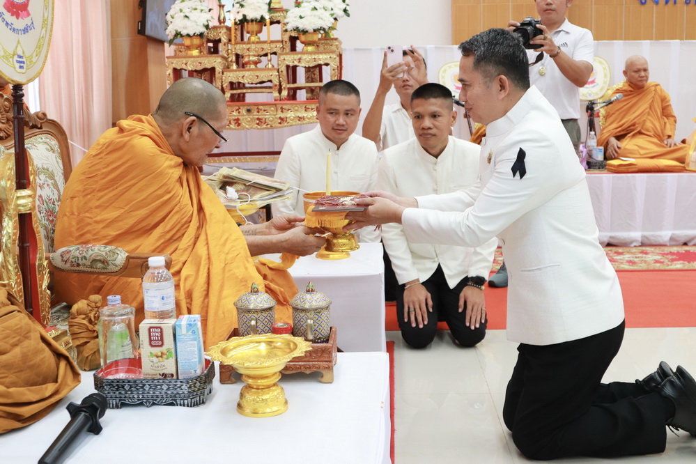 ผู้ว่าฯกาฬสินธุ์ &nbsp;นำหัวหน้าส่วนราชการ ข้าราชการ พนักงาน และเจ้าหน้าที่ ร่วมทำบุญศาลากลางจังหวัดกาฬสินธุ์ หลวงปู่ศิลา สิริจันโท นั่งอธิษฐานจิตด้ายมงคลมอบให้แก่เจ้าหน้าที่สัสดีจังหวัดกาฬสินธุ์ 