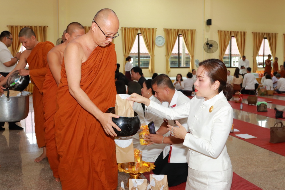 จังหวัดกาฬสินธุ์จัดกิจกรรมทำบุญตักบาตร เนื่องในโครงการเข้าวัดปฏิบัติธรรมวันธรรมสวนะ ครอบครัวหิ้วตะกร้า ศรัทธาอิ่มบุญ อุดหนุนชุมชน ประจำปีงบประมาณ พ.ศ. ๒๕๖๙ ครั้งที่ ๒