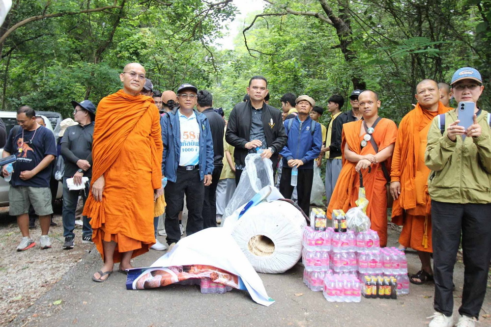 จิตอาสาลุยป่าผาแดงภูสิงห์เก็บขยะพัฒนาเส้นทาง
