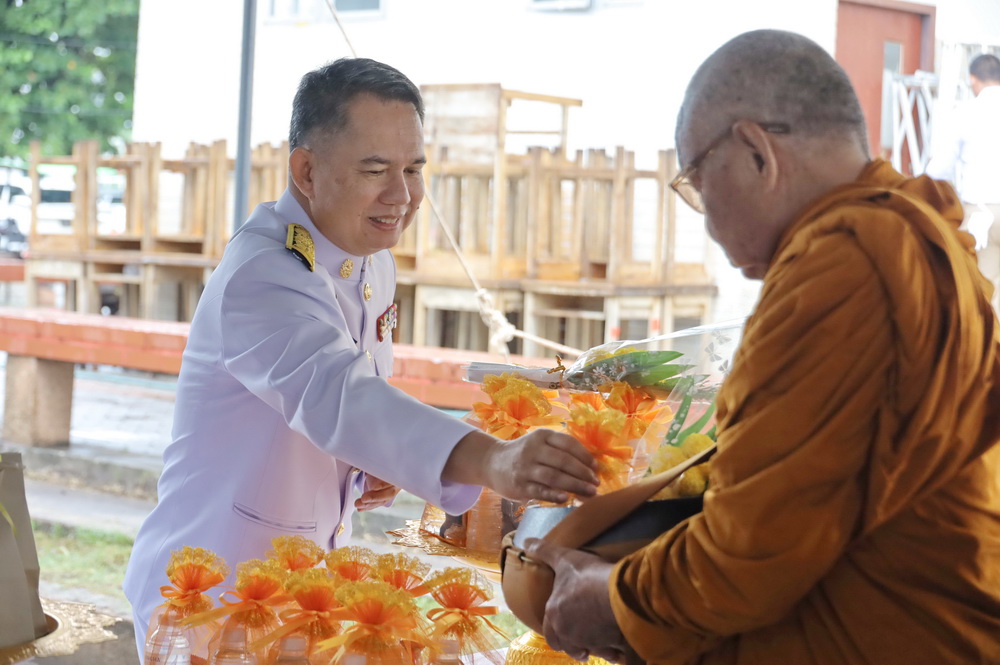 จังหวัดกาฬสินธุ์ จัดพิธีทำบุญตักบาตรถวายพระราชกุศล &nbsp;พิธีวางพวงมาลาและถวายราชสดุดี &nbsp;เนื่องในวันคล้ายวันสวรรคตสมเด็จพระนารายณ์มหาราช