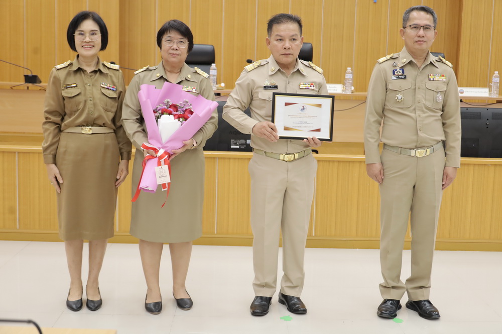 จ.กาฬสินธุ์ มอบช่อดอกไม้แสตงความยินดีแก่อำเภอ และชมรม TO BE NUMBER ONE ที่ได้รับพระราชทานโล่รางวัลชมรมต้นแบบระดับประเทศ และประชุมคณะกรมการจังหวัด หัวหน้าส่วนราชการ&nbsp;
