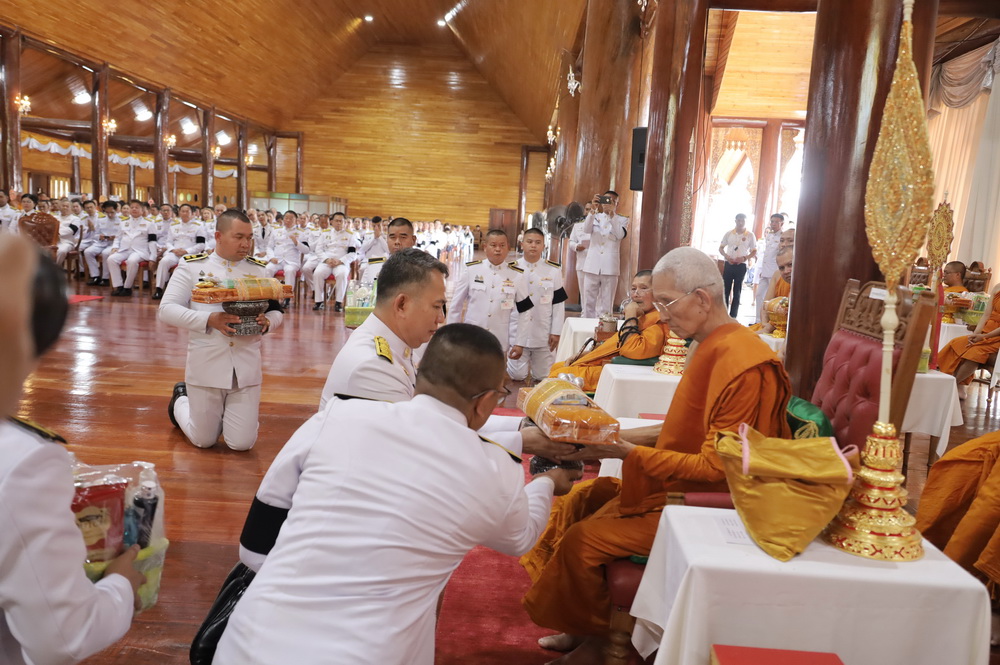 ในหลวง ทรงพระกรุณาโปรดพระราชทาน ผ้าไตร และเครื่องไทยธรรม จำนวน 75 ชุด ถวายแด่คณะสงฆ์ &nbsp;ในพิธีเจริญพระพุทธมนต์ และพิธีบายศรีทูลพระขวัญ ณ วัดพระธาตุหมื่นหิน จังหวัดกาฬสินธุ์