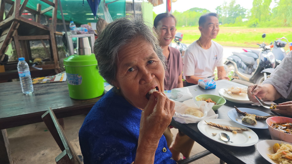 คุณย่าน้องฮลุนยิ้มได้ กินข้าวเหนียวจั้มแจ่วโชว์ บอกหลานไปเป็นเทวดาบนสวรรค์แล้ว