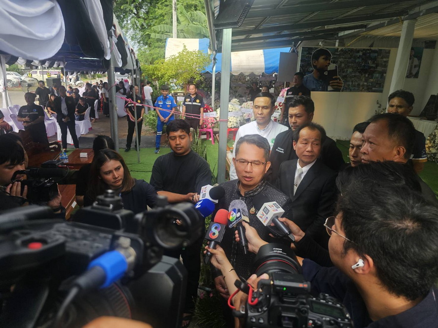 ผู้ว่าฯ กาฬสินธุ์ยกย่อง "ฮลุน โซโล่" ยูทูบเบอร์สายท่องเที่ยวลูกหลานชาวกาฬสินธุ์ เป็น บุคลากรทรงคุณค่า และเป็นผู้สร้างแรงบันดาลใจให้คนรุ่นใหม่ พร้อมประสานหน่วยงานที่เกี่ยวข้องดูแลครอบครัว และอำนวยความสะดวกในการประกอบพิธีบำเพ็ญกุศลทุกวัน