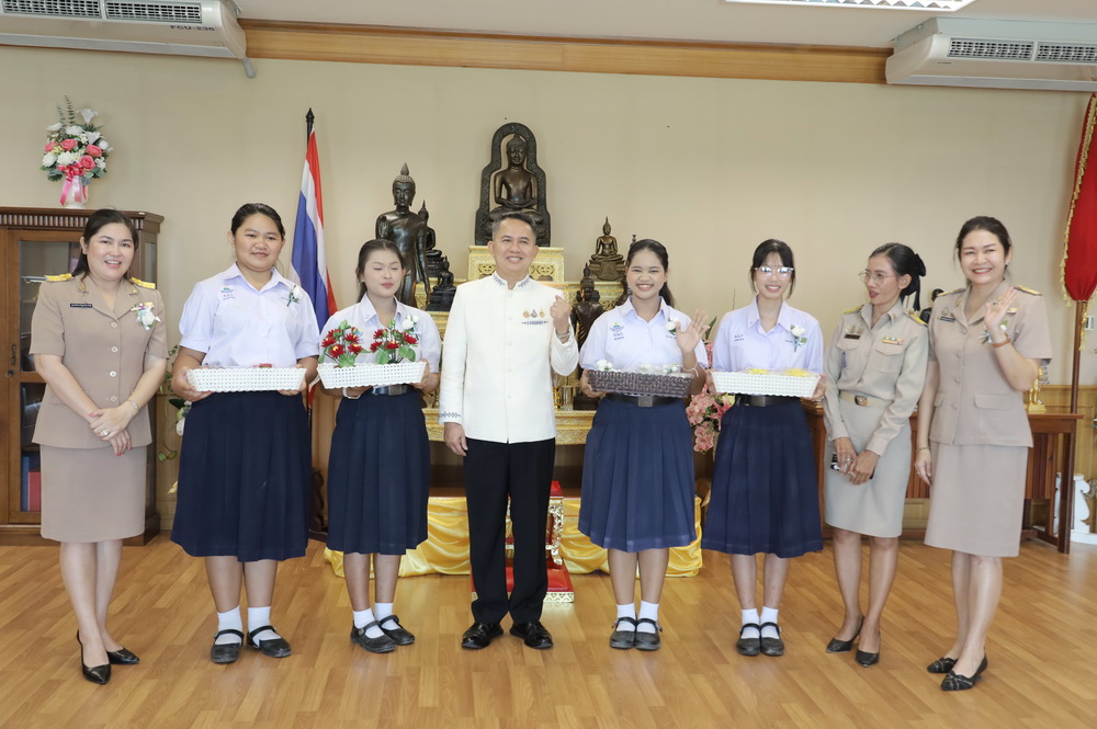ผู้ว่าราชการจังหวัดกาฬสินธุ์ ชวนชื้อผลิตภัณฑ์จากรังไหม ของครูและนักเรียน กลุ่มสาระการเรียนรู้การงานอาชีพ &nbsp;โรงเรียนอนุกูลนารี