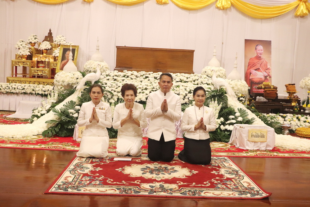 ผู้ว่าฯกาฬสินธุ์ นำพุทธศาสนิกชนร่วมพิธีสวดพระอภิธรรม บำเพ็ญกุศลศพ พระอธิการณรงค์ ชยมงฺคโล อดีตเจ้าอาวาสวัดพุทธนิมิต (ภูค่าว) น้อมรำลึกคุณูปการต่อพระพุทธศาสนา