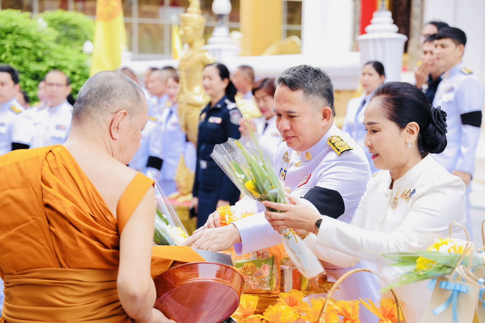 ผู้ว่าฯ กาฬสินธุ์ นำพสกนิกรทุกหมู่เหล่า ร่วมพิธีสวดพระพุทธมนต์และทำบุญตักบาตรถวายพระราชกุศล เนื่องในวันคล้ายวันพระราชสมภพ สมเด็จพระนางเจ้าสิริกิติ์ พระบรมราชินีนาถ พระบรมราชชนนีพันปีหลวง 
