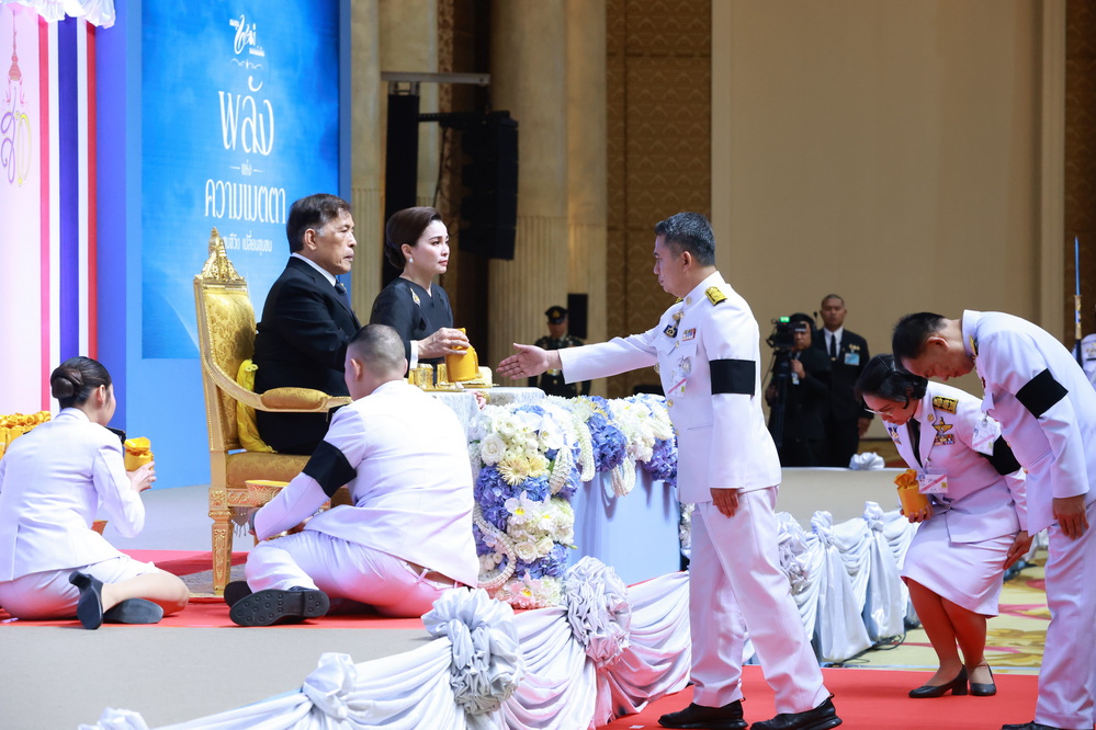 ผู้ว่าฯ กาฬสินธุ์ นำคณะเฝ้าฯ รับเสด็จ พระบาทสมเด็จพระเจ้าอยู่หัว และสมเด็จพระนางเจ้า ฯ พระบรมราชินี ในการเสด็จพระราชดำเนินไปทรงเป็นองค์ประธาน ในงานมหกรรมกองทุนแม่ของแผ่นดิน ประจำปี 2569&nbsp;