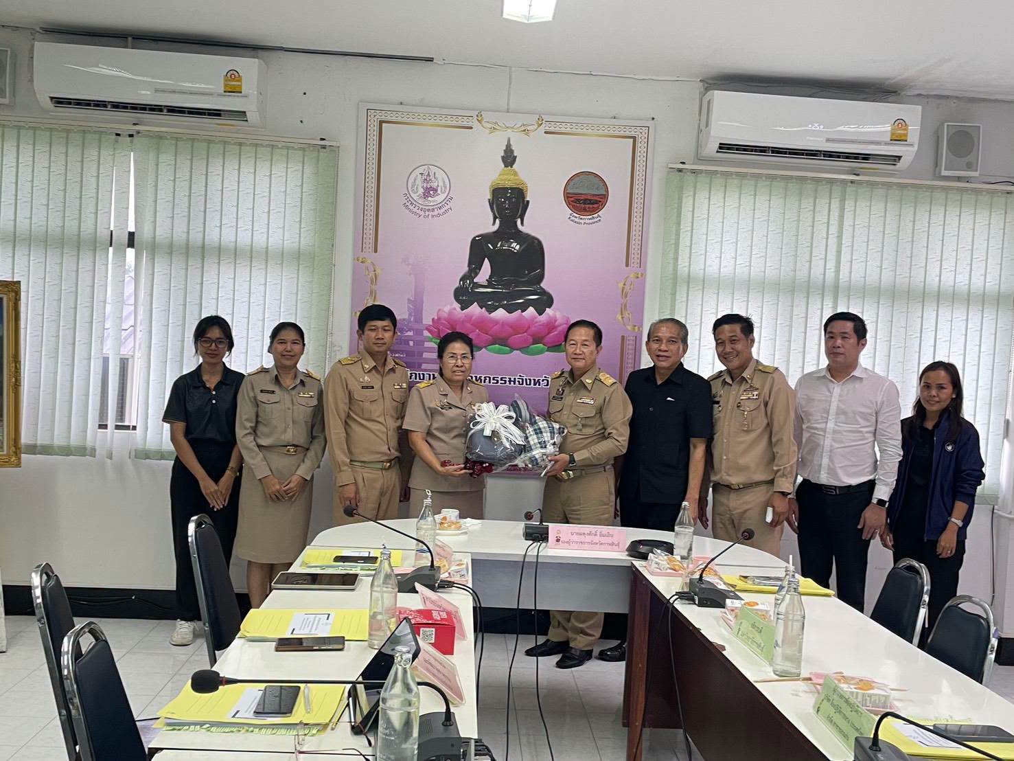 คณะกรรมการรับรองมาตรฐานผลิตภัณฑ์ชุมชนจังหวัดกาฬสินธุ์มีมติให้การรับรอง จำนวน 30 คำขอ 30 ผลิตภัณฑ์