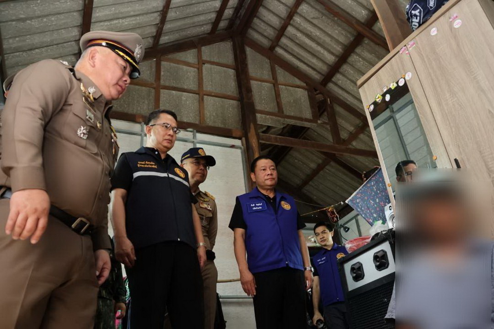 ฟ้าสางกลางเมืองน้ำดำ ! ผู้ว่า-ผู้การ สั่งการตำรวจฝ่ายปกครองสนธิกำลังบุกจู่โจมปูพรมทุกพื้นที่ตามแผนปฏิบัติการ "พิฆาตยาเสพติด เด็ดปีกนักค้ายา"&nbsp;