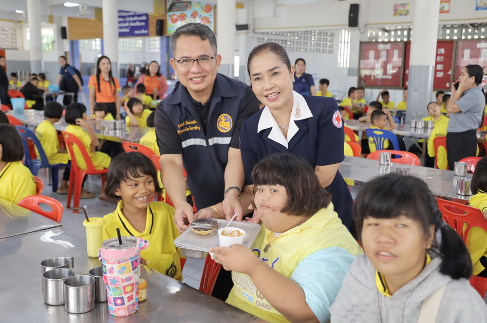 เหล่ากาชาดจังหวัดกาฬสินธุ์ จัดกิจกรรมเลี้ยงอาหารกลางวันนักเรียนโรงเรียนกาฬสินธุ์ปัญญานุกูล ภายใต้โครงการกาชาดปันน้ำใจ ส่งความห่วงใยให้เด็กพิการและนักเรียนยากไร้
