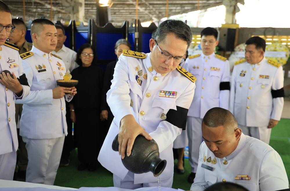 พระบาทสมเด็จพระเจ้าอยู่หัว ทรงพระกรุณาโปรดเกล้าฯ พระราชทานน้ำหลวงอาบศพ นายวีระศักดิ์ ภูครองหิน