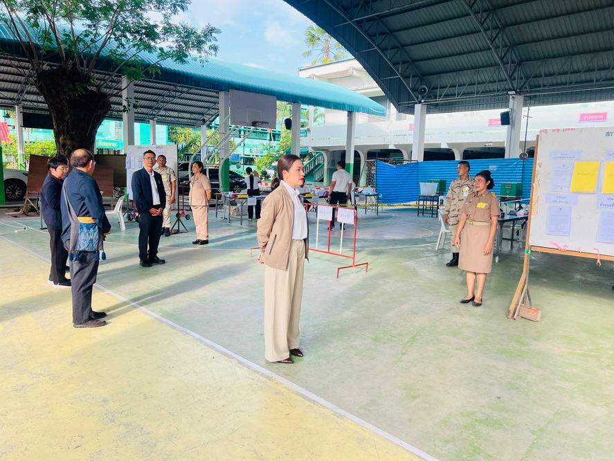 รองผู้ว่าราชการจังหวัดกาฬสินธุ์ประธานคณะกรรมการดำเนินการเลือกตั้งจังหวัดกาฬสินธุ์พร้อมคณะกรรมการดำเนินการเลือกตั้ง ลงพื้นที่ตรวจเยี่ยมสังเกตการณ์และให้กำลังใจคณะกรรมการประจำหน่วยเลือกตั้งทั้ง 18 อำเภอ